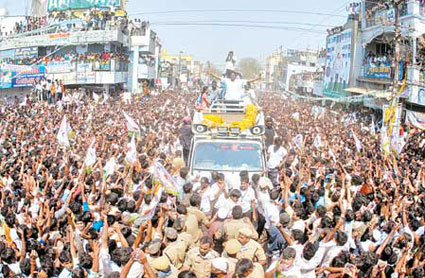 Megastar chiranjeevi in the Dhone Town as part of his 5 day tour in Kurnool District